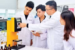 Students are guided in assembling technology products at the University of Science and Technology of Ha Noi. (Photo: NGOC HIEN)