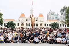 MICE visitors from Indonesia pose for a group photo at the Ho Chi Minh President Monument Park on the morning of May 6, 2026. (Photo: TO HUNG)