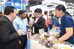 International visitors experience Vietnamese seafood export products at Vietfish 2026. (Photo: NDO)