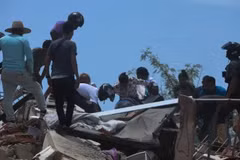 Rescue workers and residents search for victims beneath the rubble following an earthquake in La Guaira State, Venezuela. (Illustrative photo: Xinhua/VNA)