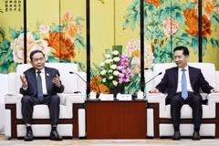 President of the Vietnamese National Assembly Tran Thanh Man (L) and Secretary of the Party Committee of Shaanxi province Zhao Yide (Photo: VNA)