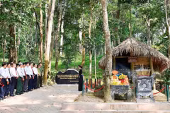 Tourists visit Na Nua Shack in Tuyen Quang Province. (Photo: NDO)