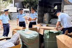 Market surveillance officers in Lang Son Province inspect seized goods that violate regulations. (Photo: QL)