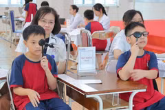 Eye examinations for schoolchildren in Ha Noi. (Photo: NDO)