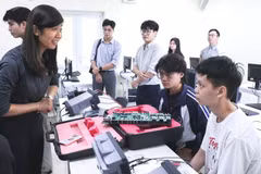 Students of Viet Nam National University (VNU) - Ha Noi, practise on equipment systems used for training and research in IoT and semiconductors. (Photo: VNU)
