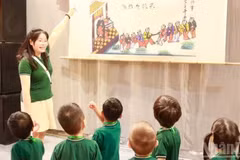 Children explore traditional cultural beauty during the mid-autumn festival in Ha Noi's old quarter. (Photo: GIANG NAM)