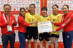 Head of the Viet Nam Sports Delegation Nguyen Hong Minh presents a bonus to the Vietnamese women's sepak takraw team following the direction of Minister of Culture, Sports and Tourism Lam Thi Phuong Thanh. (Photo: BUI LUONG)
