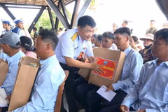 Representatives of Naval Region 4 Command present 32 gift packages to the fishermen. (Photo published by VNA)