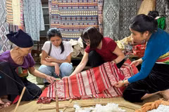 Representatives of Craft Link work with a brocade weaving group to preserve traditional crafts. (Photo: CRAFT LINK)