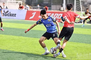 Players compete in the 2026 Viet Nam Youth Football Tournament. (Photo: MINH DUC)