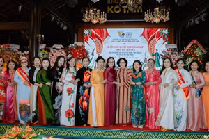 Former Vice President Dang Thi Ngoc Thinh and Chairwoman of the Viet Nam Ao Dai Cultural Association Dang Thi Bich Lien pose for a commemorative photo with delegates attending the event. (Photo: L. HUONG)