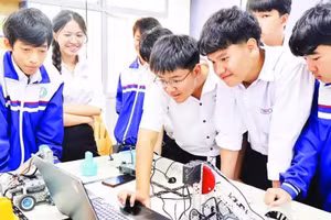 Students at Dam Ri High School in Lam Dong province use equipment in the STEM innovation room.