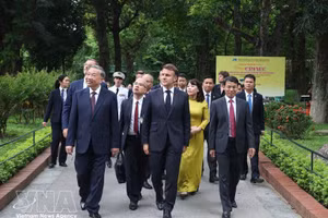 General Secretary of the Communist Party of Viet Nam Central Committee and President To Lam and French President Emmanuel Macron visit the President Ho Chi Minh Relic Site at the Presidential Palace in May 2025. (Photo: VNA)
