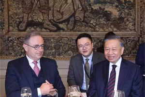 General Secretary of the Communist Party of Viet Nam Central Committee and President To Lam (R) holds talks with and attends a banquet hosted by Belgian Prime Minister Bart De Wever in Brussels on October 23, 2026. (Photo: VNA)