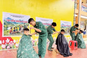 Officers and soldiers of Xuan Truong Border Guard Station give free haircuts to children in border areas.