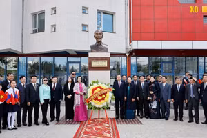 NA President Tran Thanh Man, his spouse and officials stand besides the President Ho Chi Minh monument at Inter-Level School No. 14 in Ulaanbaatar on September 9. (Photo: VNA)