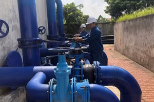 Workers at the Tien Tien Clean Water Plant (Hai Phong) operate machinery to supply clean water to local residents. (Photo: NGUYEN PHUC-MINH TUAN)