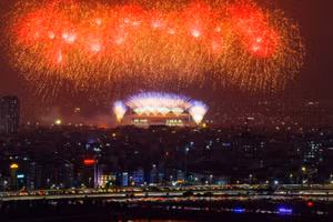 Three fireworks launch sites at Hoan Kiem Lake, West Lake and Van Quan Lake will light up the Ha Noi sky on the occasion of the 72nd anniversary of the Capital Liberation Day. (Illustrative photo: HOANG HA)