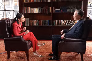 General Secretary of the Communist Party of Viet Nam Central Committee and President To Lam (R) gives an interview to Bloomberg TV. (Photo: VNA)