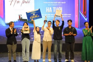 The Best Short Film award presented to “Ha Thoi”. (Photo: THUY TRANG)