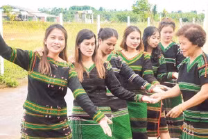 H'Loren and Mnong girls in Thuan An Commune practise the traditional xoang dance. (Photo: HO MAI)