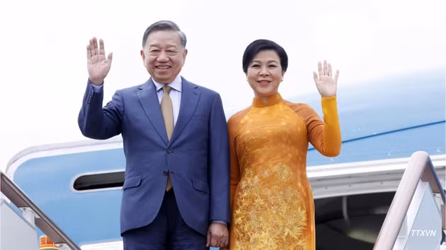 Party General Secretary and President To Lam and his spouse at Vnukovo Airport in Moscow. (Photo: VNA)