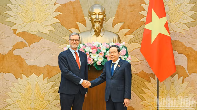 [In Pictures] National Assembly President Tran Thanh Man receives French Ambassador Olivier Brochet