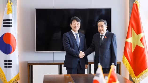 National Assembly President Tran Thanh Man receives Chairman of the RoK-Viet Nam Parliamentary Friendship Group Moon Jin-seok. (Photo: VNA)