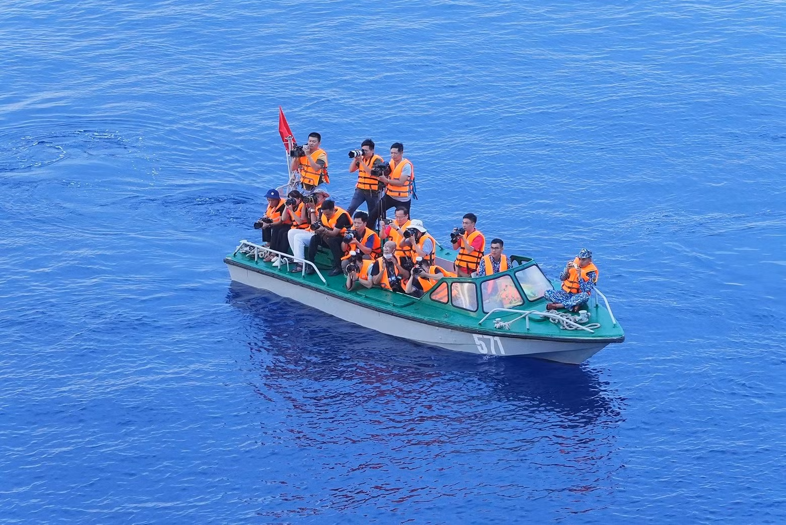 Service held to commemorate heroes who died to protect sea and island sovereignty ảnh 9