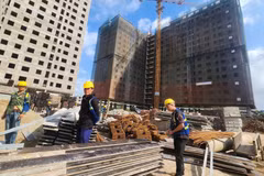 Construction is under way at the Tan Phu Hung social housing project in Tan Hung Ward, Hai Phong. (Photo: Minh Hai)