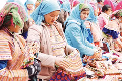 The vibrant colours of brocade attract tourists to the Si Ma Cai market in Lao Cai. (Photo: Thi Phong)