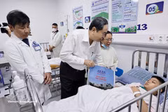 National Assembly President Tran Thanh Man presents gifts to a child patient at Children's Hospital 1 in Ho Chi Minh City. (Photo: VNA)