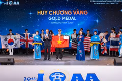 The organising committee awards gold medals to the winning contestants.
