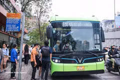 Passengers board an electric bus on Minh Khai street in Ha Noi. (Photo: VNA) 
