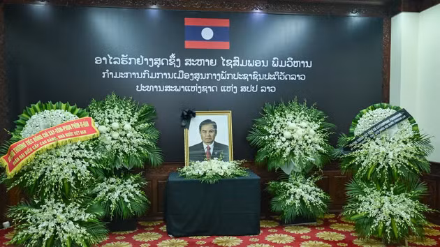 A solemn ceremony to pay tribute to the late Saysomphone Phomvihane, Politburo member and President of the Lao National Assembly, was held at the Lao Embassy. (Photo: DUY LINH)