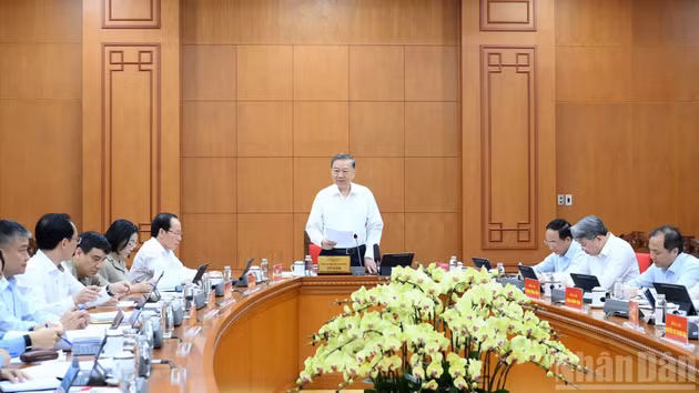 General Secretary and President To Lam presides over a working session with relevant agencies to review the results of one year of implementing the Political Bureau’s Resolution No. 71-NQ/TW on making breakthroughs in the development of education and training. (Photo: Dang Khoa)