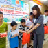 Leaders of Thien Hung commune, Dong Nai City, present gifts to children. (Photo: Nhat Son)