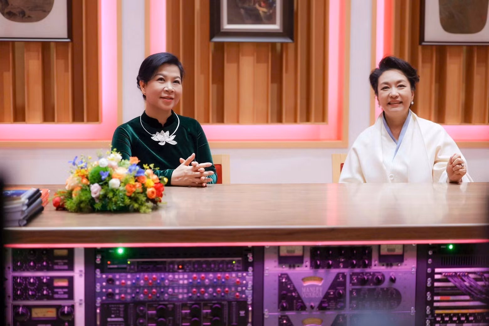 vn2-a-potal-phu-nhan-ngo-phuong-ly-gap-go-trao-doi-voi-phu-nhan-banh-le-vien-8703884.jpg
