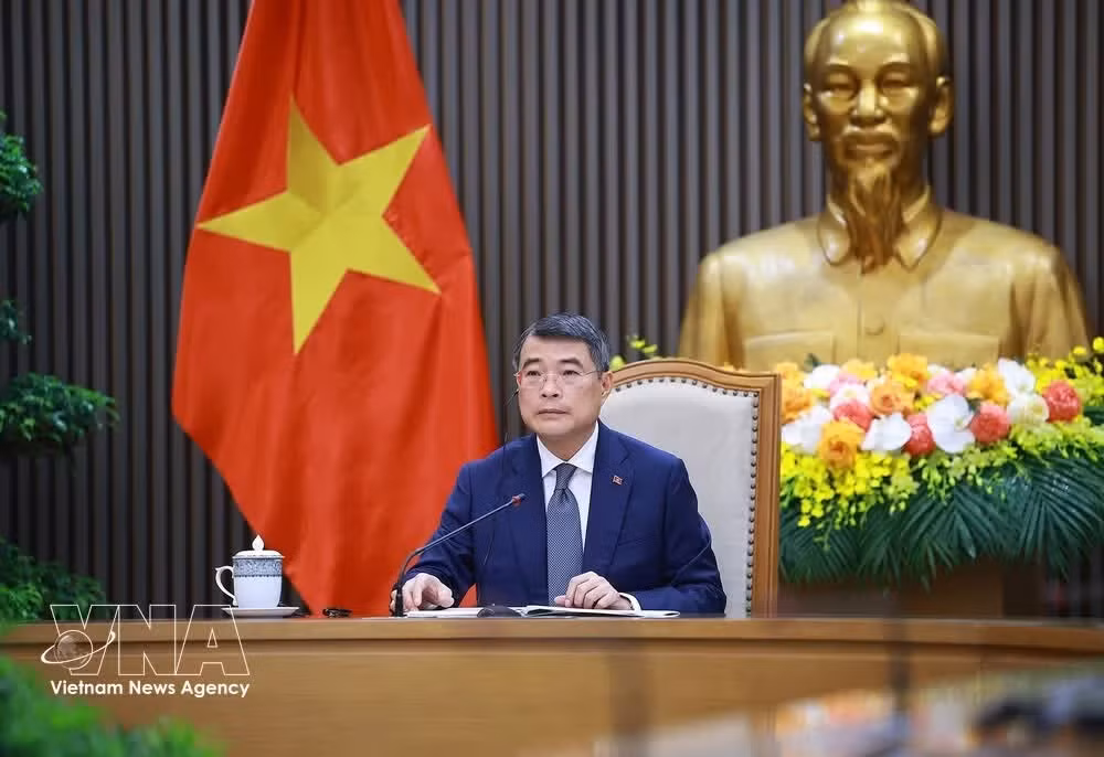 Prime Minister Le Minh Hung speaks at the talks (Photo: VNA)