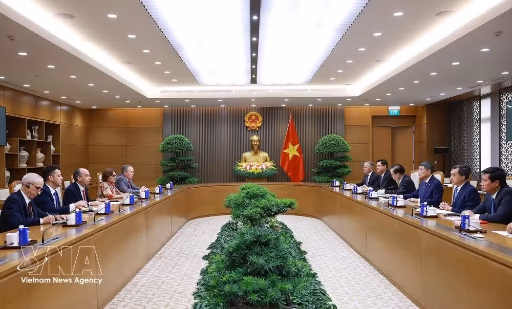 Prime Minister Le Minh Hung hosts a reception for Cuban Ambassador to Viet Nam Rogelio Polanco Fuentes on May 20 (Photo: VNA)