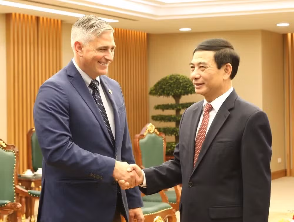 Deputy Prime Minister and Minister of National Defense Phan Van Giang (right) and Congressman Michael Baumgartner, a member of the House Foreign Affairs Committee, at the meeting on May 26 (Photo: baochinhphu.vn )