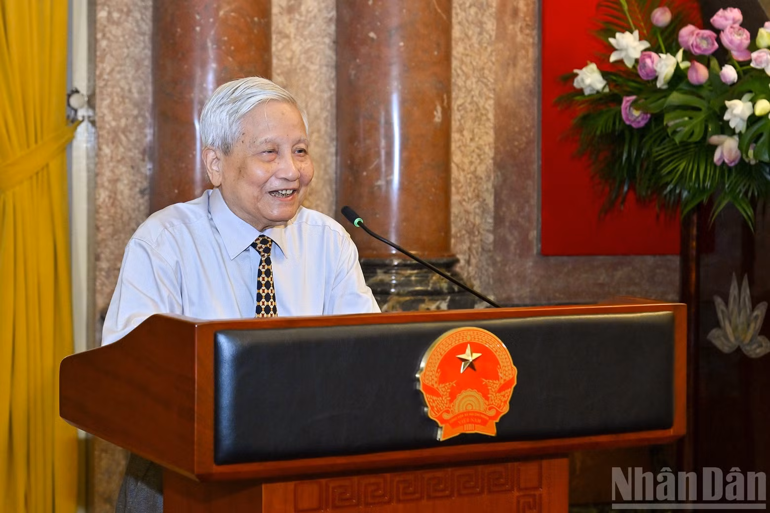 Veteran journalist Ha Dang speaks at the meeting.