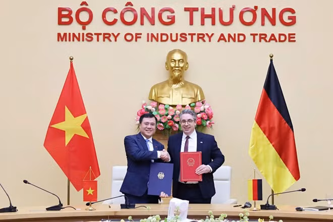 Viet Nam’s Deputy Minister of Industry and Trade Nguyen Sinh Nhat Tan and Parliamentary State Secretary at the German Ministry for Economic Affairs and Energy Stefan Rouenhoff sign the minutes of the 3rd meeting of the Joint Committee on Economic and Trade Cooperation. (Photo: moit.gov.vn)