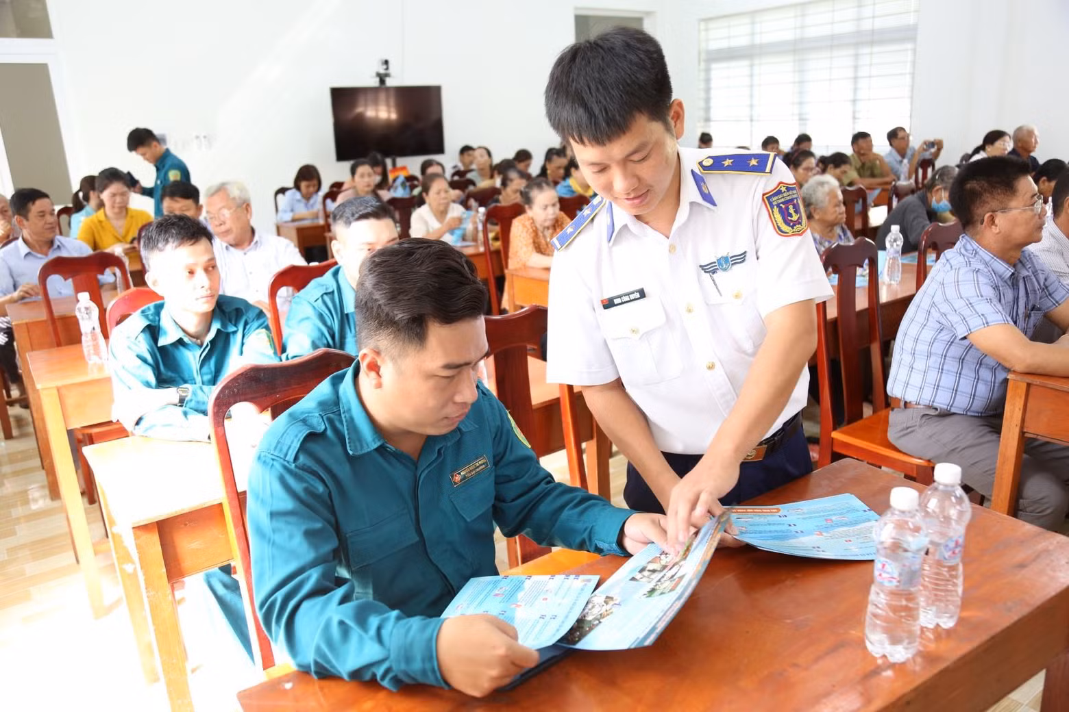 phat-to-roi-tuyen-truyen-cho-nhan-dan.jpg