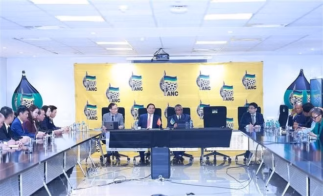 At the meeting between Prime Minister Pham Minh Chin and ANC Secretary General Fikile Mbalula in Johannesburg on the afternoon of November 21 (local time) (Photo: VNA)