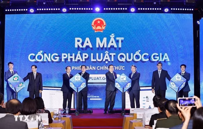 Delegates launch the National Law Portal (Photo: VNA)