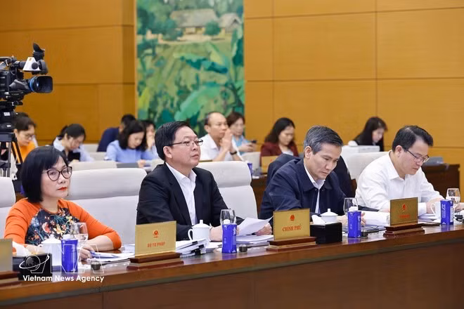 Deputy Prime Minister Ho Quoc Dung (second from left) and delegates attend the opening session. (Photo: VNA)