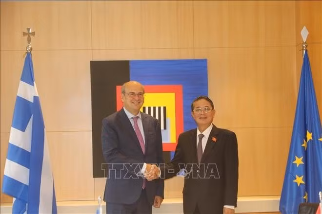 Vice Chairman of the National Assembly Nguyen Duc Hai (R) meets with Greek Vice President Konstantinos Chatzidakis on October 1. (Photo: VNA)