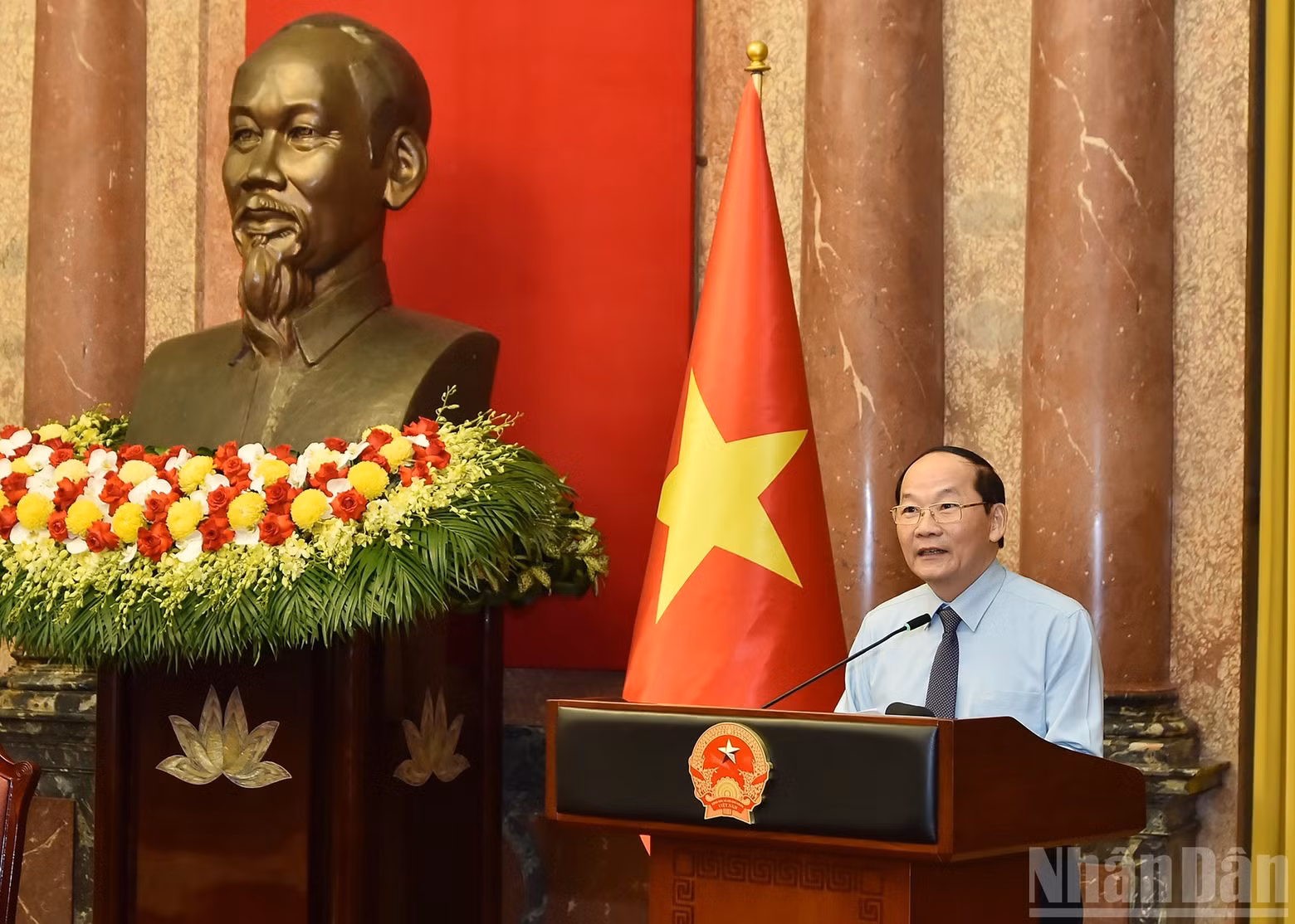 Chair of VAPE's branch in Quang Tri Province, Tran Xuan Vinh, speaks at the meeting