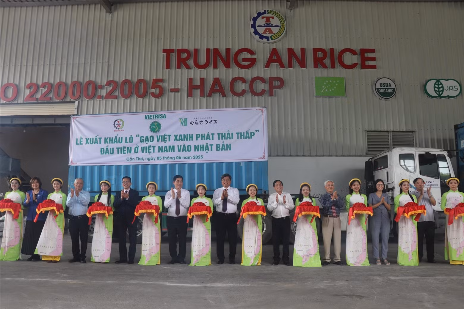 vna-potal-xuat-khau-lo-gao-viet-xanh-phat-thai-thap-dau-tien-sang-nhat-ban-80751656-8-26-22.jpg